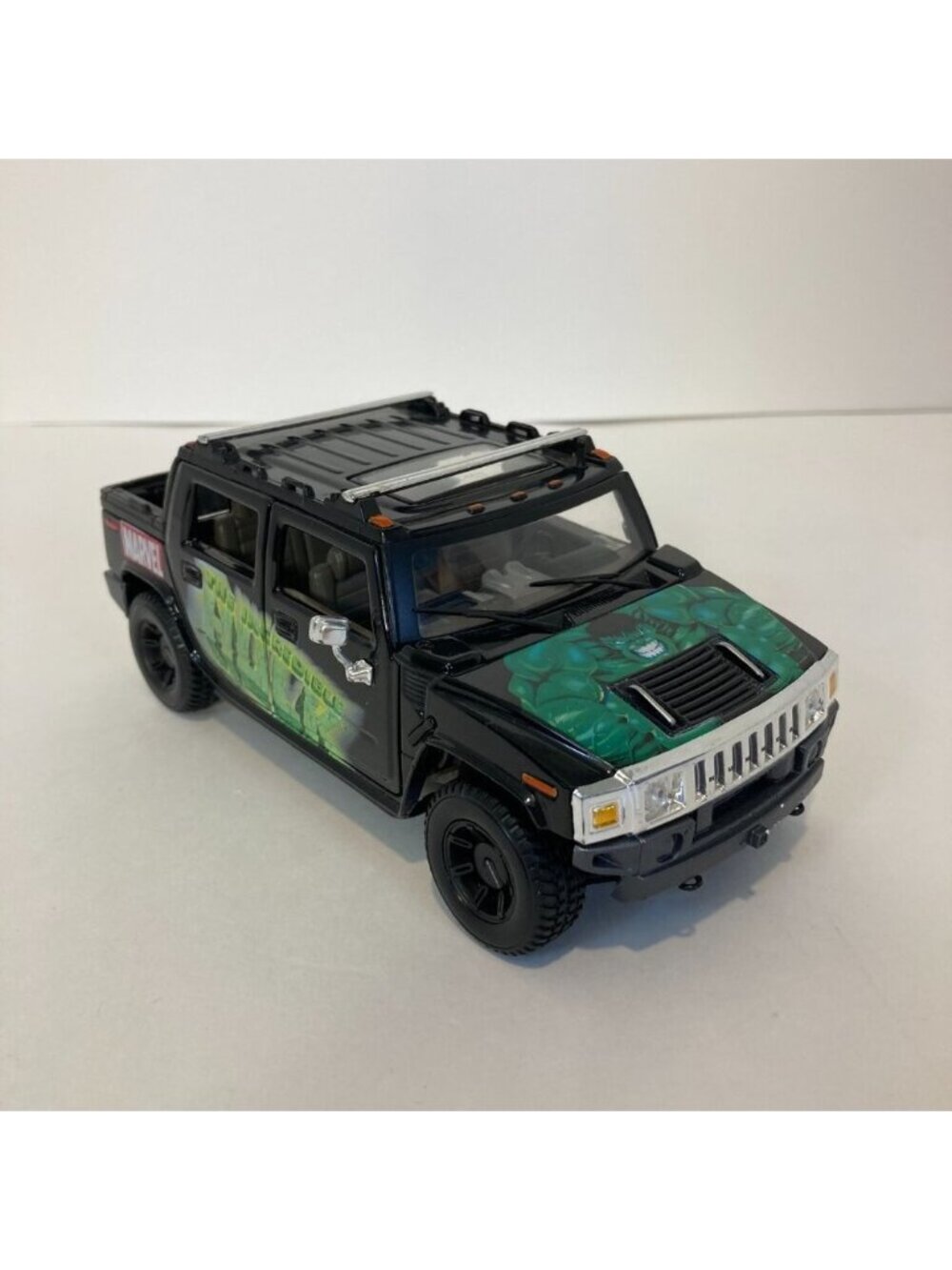 Maisto 1/27 Scale Diecast Hummer H2 Marvel The Incredible Hulk 2002 Black Green
